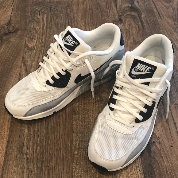 Nike Shoes - Nike Air Max 90 Essential